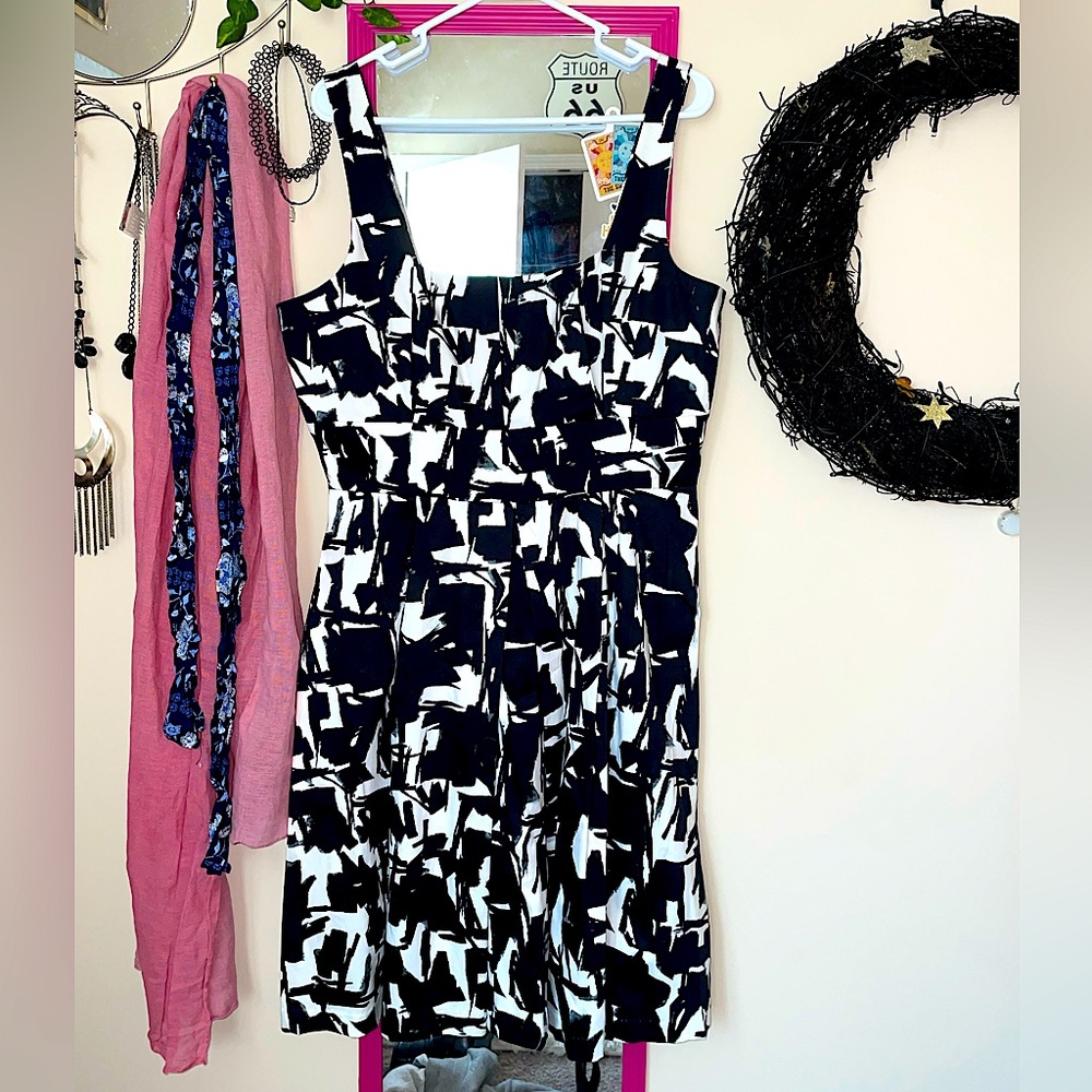 🖤 Black & White Patterned Corey P. Wide-strapped dress with squared neckline